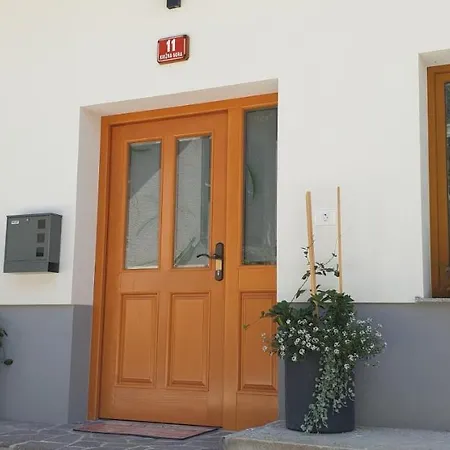 Apartma Pri Bostjanu דירה שקופיה-לוקה